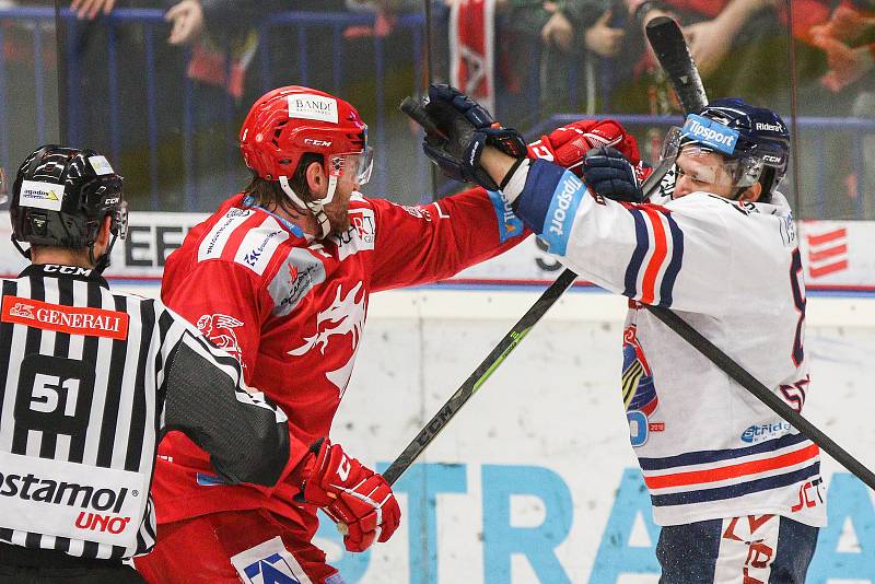 Čtvrtfinále play off hokejové extraligy - 3. zápas: HC Vítkovice Ridera - HC Oceláři Třinec, 24. března 2019 v Ostravě. Na snímku (zleva) David Musil, Jan Schleiss.