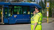 Za pomoci píšťalky vysílá Květa Gajová tramvaje linky číslo 5 ze smyčky v Porubě na přibližně jedenáctikilometrovou trasu do Zátiší. Nikde jinde v Česku tramvajového výpravčího už nepotkáte!