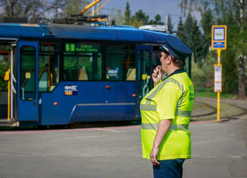 Za pomoci píšťalky vysílá Květa Gajová tramvaje linky číslo 5 ze smyčky v Porubě na přibližně jedenáctikilometrovou trasu do Zátiší. Nikde jinde v Česku tramvajového výpravčího už nepotkáte!