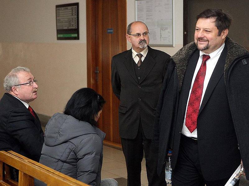 Exposlanec za ČSSD Petr Wolf (na snímku vpravo) na chodbě krajského soudu.