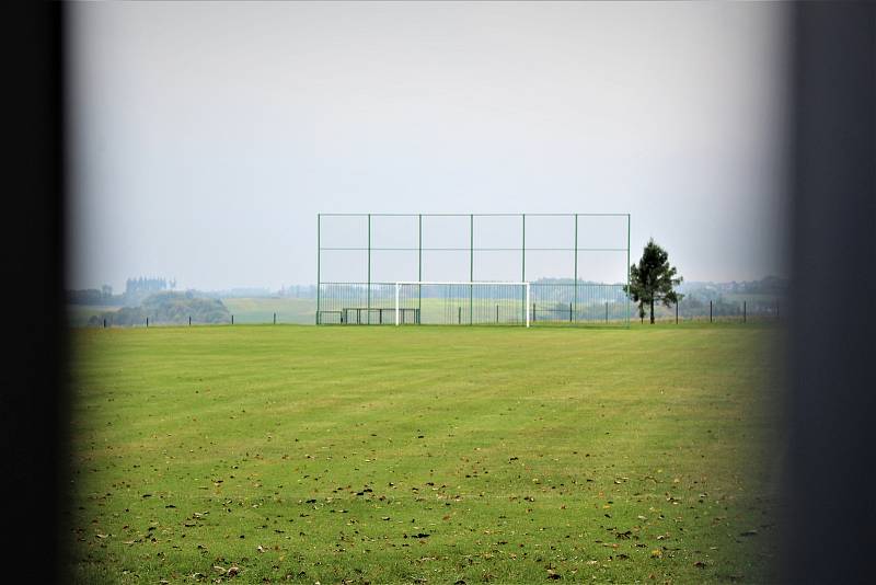 Fotbalové hřiště v Horní Lhotě.