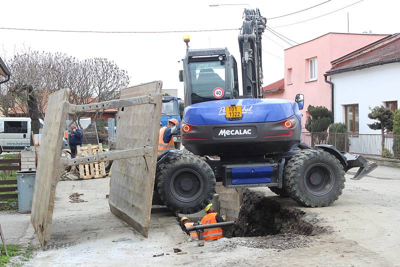 Práce na rekonstrukci inženýrských sítí v jižní části Svinova.