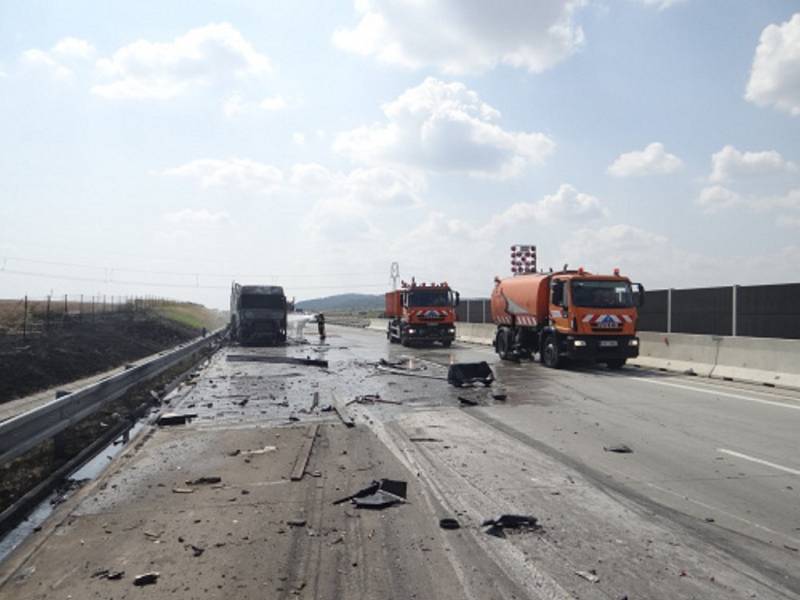 Následky požáru dvou nákladních automobilů na dálnici D1 před Ostravou. 