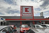 V desítkách obchodů řetězce Kaufland po celé republice se platí za toaletu.