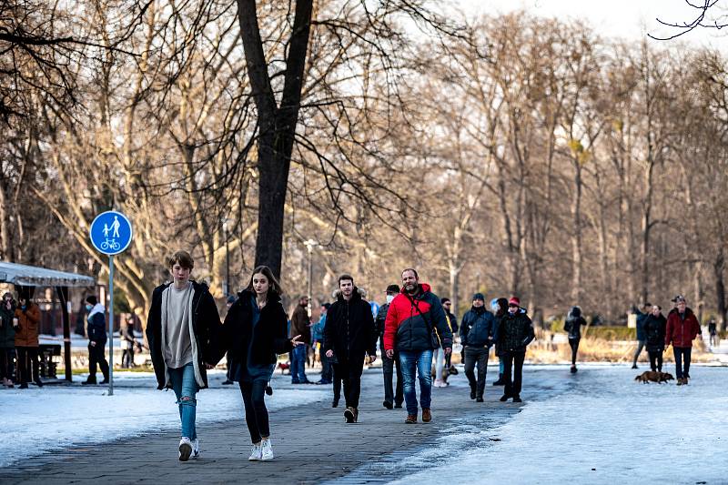 Lidé využili slunečného počasí k trávení času v Komenského sadech a okolí. 21. února 2021 v Ostravě.