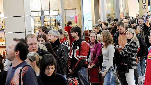 Stovky lidí čekaly před páteční třetí hodnou odpolední na to, až v ostravském Avionu Shopping Park začne předprodej vstupenek na prosincové koncerty Jaromíra Nohavici.