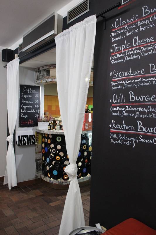 Mama‘s bistro. Novinkami jsou mimo jiné černá výmalba, nové logo s podobiznami bratrů Kaňákových, změny v jídelníčku a samozřejmě tři hvězdy u vstupu. 