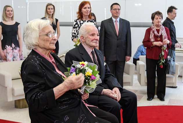 Korunovační svatba - výročí 75 let od svatby. Manželé František a Jarmila Galasovi
