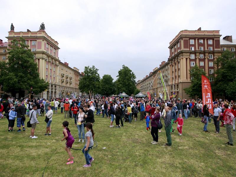 První ročník mezinárodního festivalu nového cirkusu a pouličního divadla v Ostravě-Porubě.