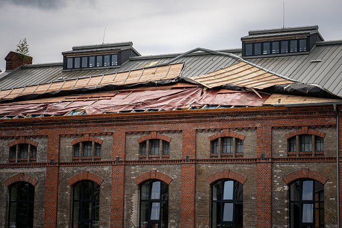 Poničená je i jedna z budov Trojhalí po silné bouři, která prošla MS krajem 19.6., 20. června 2024, Ostrava.