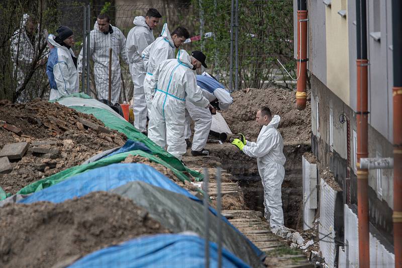 Policisté prohledávají místo neštěstí v městské části Hulváky, kde při výbuchu v místě výkopových prací zemřel člověk, 8. dubna 2022 v Ostravě.