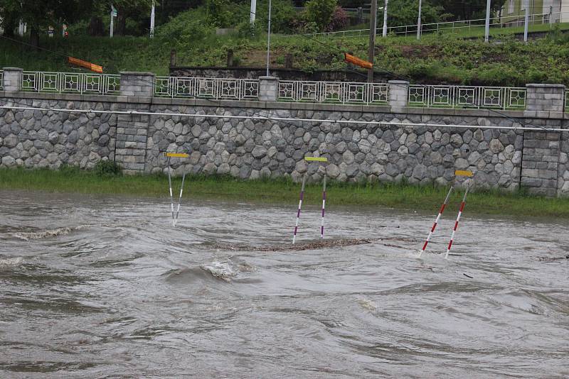 Rozvodněná řeka Ostravice, 23. května 2019.