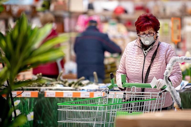 Senioři při nákupech v supermarketu Globus v Ostravě.