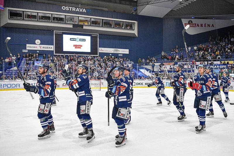 Čtvrtfinále play off hokejové extraligy - 4. zápas: HC Vítkovice Ridera - HC Oceláři Třinec, 24. března 2022 v Ostravě. Smutek Vítkovic po konci zápasu.