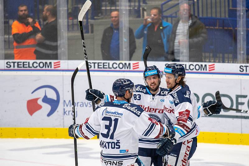 Utkání 17. kola hokejové extraligy: HC Vítkovice Ridera - Rytíři Kladno, 3. listopadu 2019 v Ostravě. Na snímku zleva Dominik Lakatoš, Šimon Stránský, Alexandre Mallet.