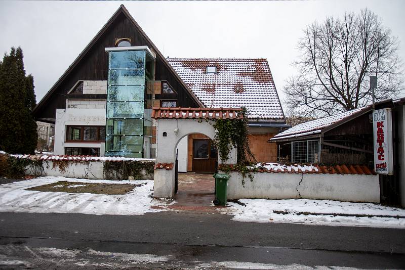 V bývalé restauraci Bílý Kartáč v Pustkovci probíhá rekonstrukce na ordinace zubařů se zázemím, 26. ledna 2022 v Pustkovci.