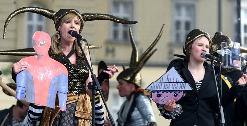 Kašpárek v rohlíku na Masarykově náměstí v centru Ostravy.