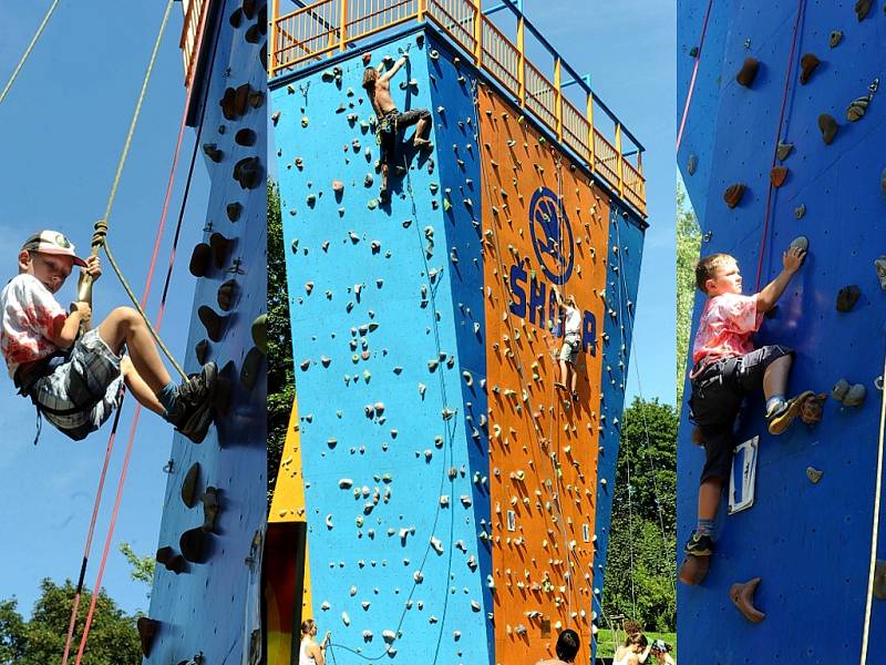 Děti z letního příměstského tábora pořádaného Střediskem volného času v Ostravě si vyzkoušely i lezení na boulderingové stěně v sadu Jožky Jabůrkové v Ostravě-Vítkovicích.