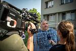 Panelový dům ve kterém v sobotu 8. srpna při požáru bytu v jedenáctém patře zahynulo 11 lidí, 9. srpna 2020 v Bohumíně. Místostarosta Bohumína Igor Bruzl na tiskové konferenci.
