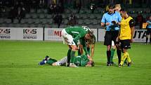 Fotbalisté Petřkovic (ve žluto-černém) při výhře 2:1 v Hlučíně (3. 10. 2020).