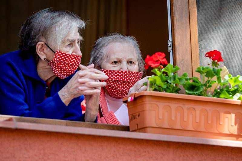 Projekt "Spolu to zvládneme". Koncert pod okny domovů pro seniory ve Frýdku Místku, 9. května 2020.