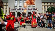 Začátek Festivalu v ulicích přilákal tisíce lidí. Bohatý program bude pokračovat ještě v sobotu a neděli.