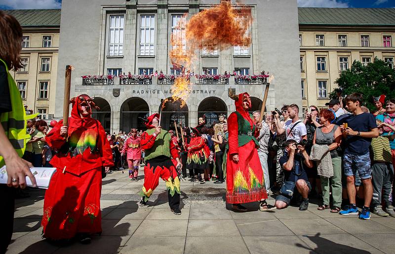 Začátek Festivalu v ulicích přilákal tisíce lidí. Bohatý program bude pokračovat ještě v sobotu a neděli.