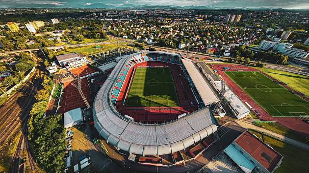 Na Městském stadionu ve Vítkovicích se bude hrát ve středu 13. července od 18 hodin výroční fotbalový zápas mezi Baníkem Ostrava a Celtikem Glasgow. A to v rámci stoletých oslav existence slezského klubu.
