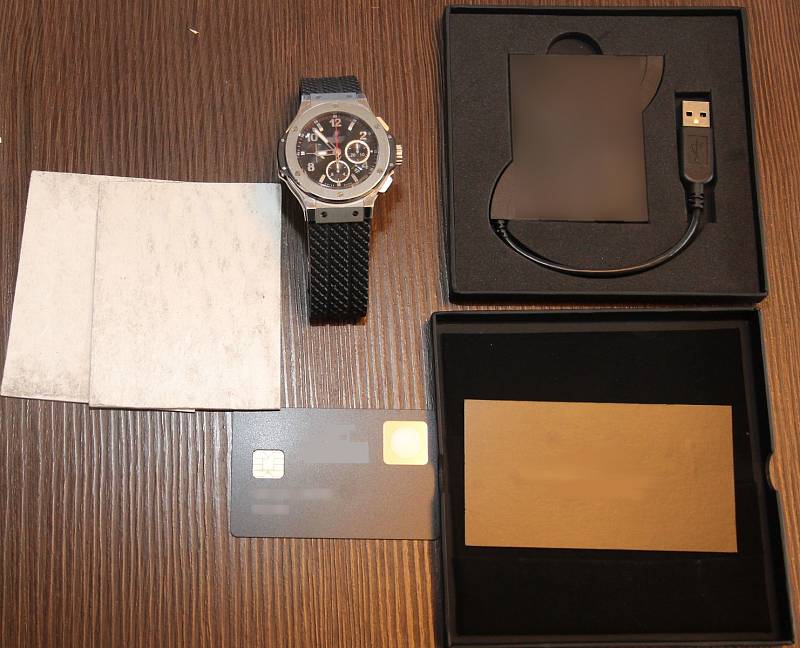 Policie při domovních prohlídkách zajistila luxusní hodinky a další věci, včetně peněz.