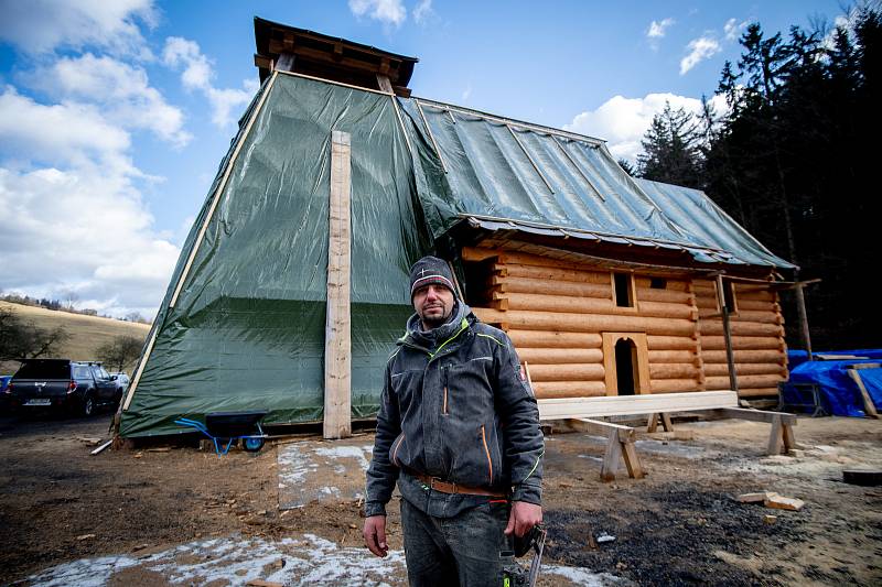 Tesaři pracují v Hošťálkové na Vsetínsku na dřevěné konstrukci kostela, který vyhořel v Třinci-Gutech.