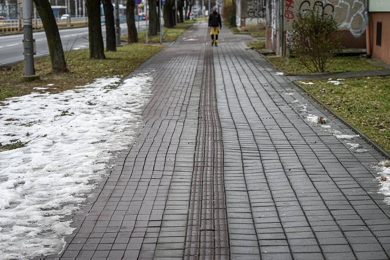 Zvlněný chodník na ulici Opavská, 22. ledna 2021 v Ostravě-Porubě.
