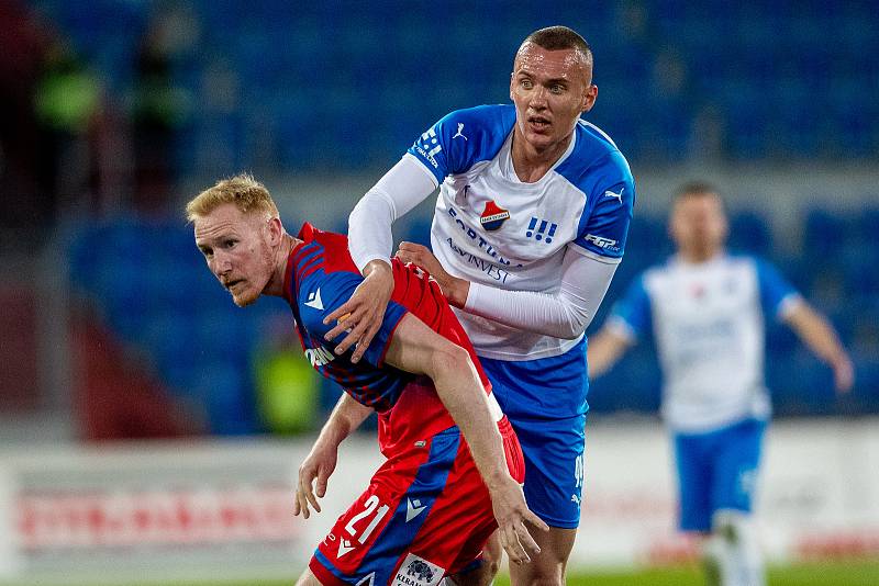 Utkání 27. kola první fotbalové ligy: Baník Ostrava - Viktoria Plzeň, 16. dubna 2023, Ostrava. Zleva Václav Jemelka z Plzně a Ladislav Almási z Ostravy.