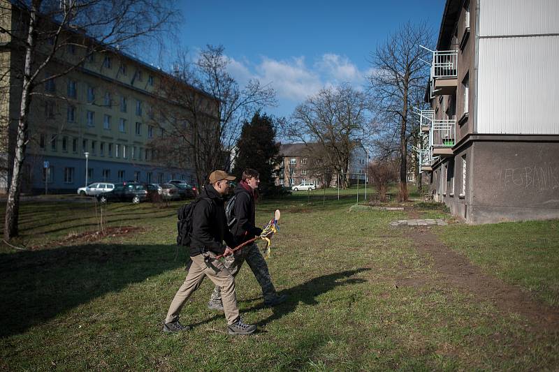 Koledníci Štěpán Mikulenka a Daniel Heinrichz kteří chodí po Ostravě-Michálkovicích, 2. dubna 2018 v Ostravě.