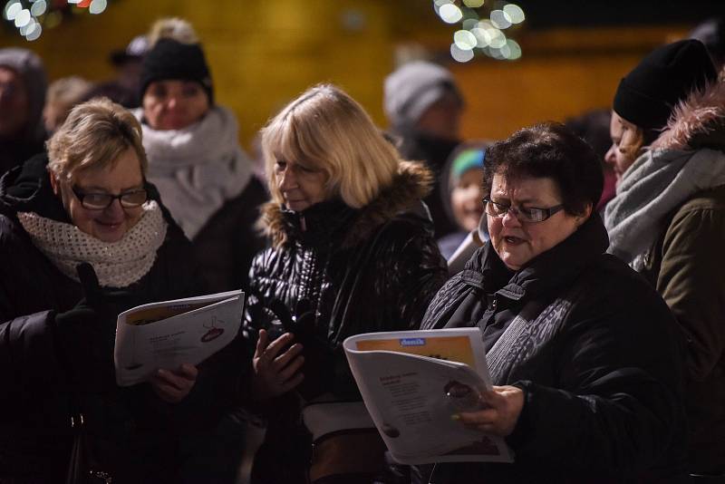 Akce Deníku Česko zpívá koledy na Masarykově náměstí v Ostravě, středa 12. prosince 2018.