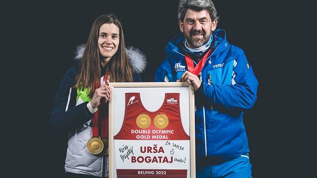 Trenér Jaroslav Sakala a Slovinka Urša Bogataj, dvojnásobná olympijská vítězka ve skocích na lyžích z her v Pekingu 2022.
