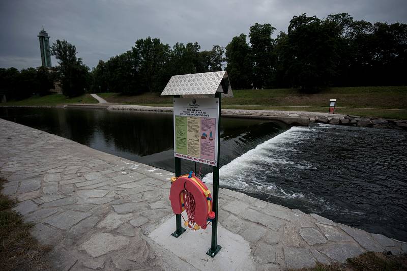 Záchranný kruh na břehu Ostravice v blízkosti splavu u Nové radnice v Ostravě.