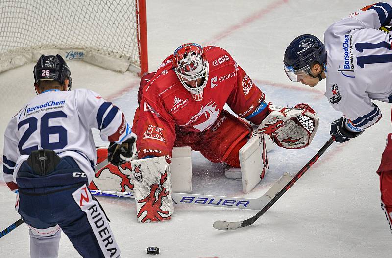 Utkání 23. kola hokejové extraligy: HC Oceláři Třinec - HC Vítkovice Ridera, 7. října 2021 v Třinci. (zleva) Tomáš Vildumetz z Vítkovic, brankář Ondřej Kacetl z Třince a Marek Kalus z Vítkovic.