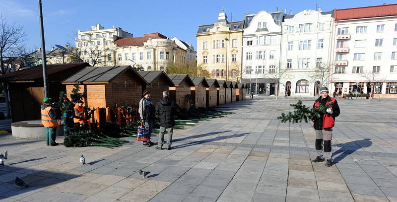 Deset metrů vysoký umělohmotný vánoční strom v centru Ostravy má v průměru 4,5 metru a skládá z více než 27 tisíc větví.