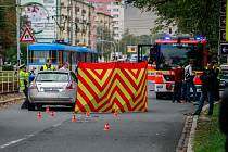 Tragická nehoda na Opavské ulici ze směru z Poruby na centrum. Auto srazilo dívku a starší chodkyni, která zraněním podlehla. 