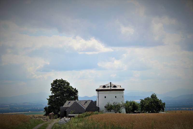 Větrný mlýn ve Zbyslavicích.