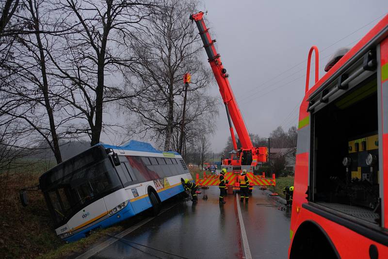 Autobus v Řepištích skončil v příkopu, hasiči nasadili těžkou techniku.