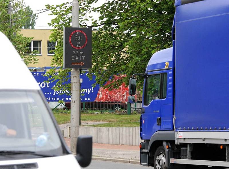 V podjezdu na Hlučínské ulici by díky novému signalizačnímu zařízení neměl uvíznout žádný nákladní automobil