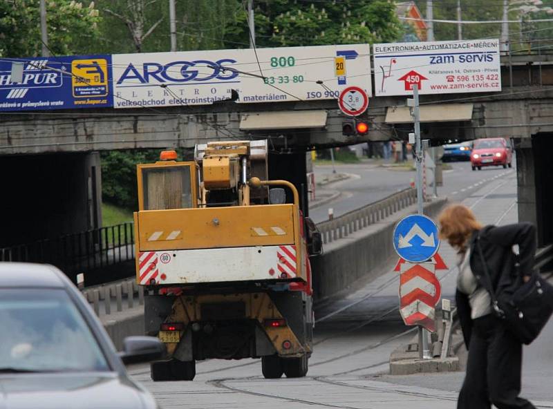 V podjezdu na Hlučínské ulici by díky novému signalizačnímu zařízení neměl uvíznout žádný nákladní automobil