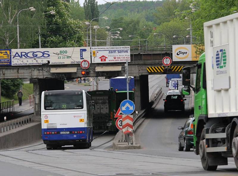 V podjezdu na Hlučínské ulici by díky novému signalizačnímu zařízení neměl uvíznout žádný nákladní automobil