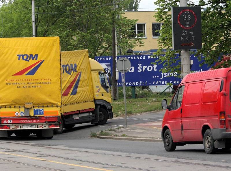 V podjezdu na Hlučínské ulici by díky novému signalizačnímu zařízení neměl uvíznout žádný nákladní automobil