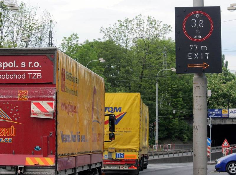 V podjezdu na Hlučínské ulici by díky novému signalizačnímu zařízení neměl uvíznout žádný nákladní automobil