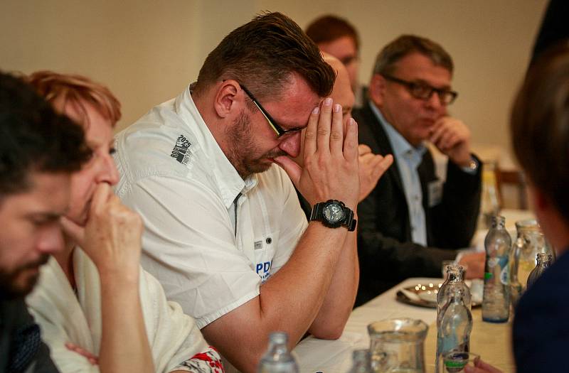 Lubomír Volný (v bílém) na snímku z poloviny října 2017, kdy se jako lídr kandidátky SPD v kraji zúčastnil s dalšími představiteli politických uskupení s největším volebním potenciálem (podle agentury Sanep) předvolební debaty Deníku.