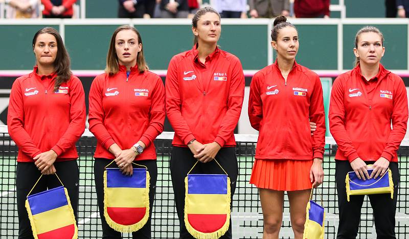 Utkání kvalifikace Fedcupového poháru Česká republika - Rumunsko, dvouhra, 9. února 2019 v Ostravě. Na snímku (zleva) Monica Niculescuová, Ana Bogdanová, Irina-Camelia Beguová, Mihaela Buzarnescuová, Simona Halepová.