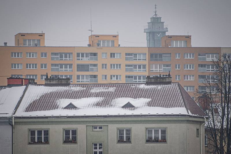 Zasněžená střecha s rampouchy, 17. února 2021 v Ostravě.