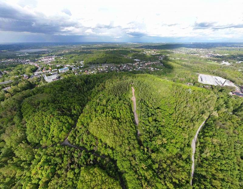 Výhledy z Haldy Ema nabízejí pohled na město Ostrava, Beskydy, Nízký Jeseník a ještě dál.